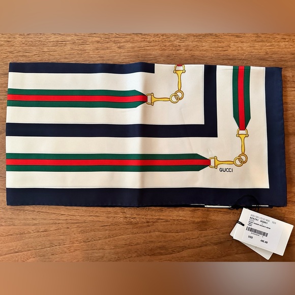 GUCCI Silk 90x90 Scarf - Picture 3 of 7